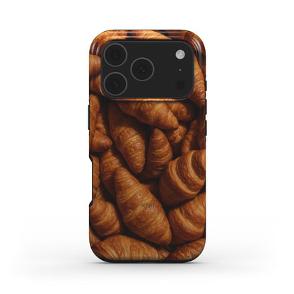 Trendy phone case featuring a brun and flerfarvet pattern of golden crispy crossaints, radiating a feminine and popular aesthetic.