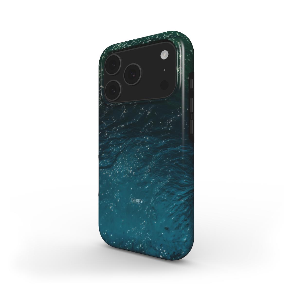 Trendy feminine phone case in blå, grøn, and multicolor pattern inspired by Pacific waters, combining beauty and a stylish, fresh aesthetic.