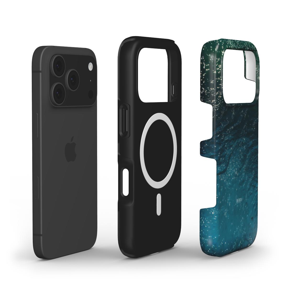Three phone cases displayed next to a black smartphone, featuring sleek black and multicolored blå, grøn, and flerfarvet protective designs with trendy feminine appeal.