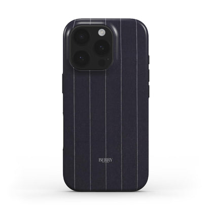 Sleek phone case with a trendy blå and sort striped pattern, featuring a subtle money suit style and minimalist design for a chic, feminine look.
