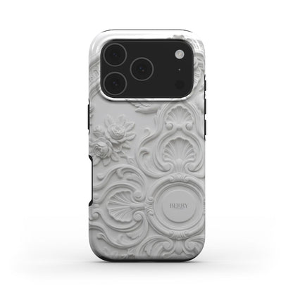 Trendy phone case featuring a white and beige flerfarvet stucco design with intricate floral and shell patterns for a feminine, elegant look.